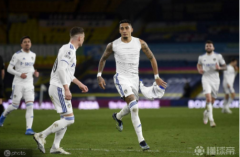 奔驰宝马游戏：利兹联拉菲尼亚进球后脱衣，纪念小罗的母亲