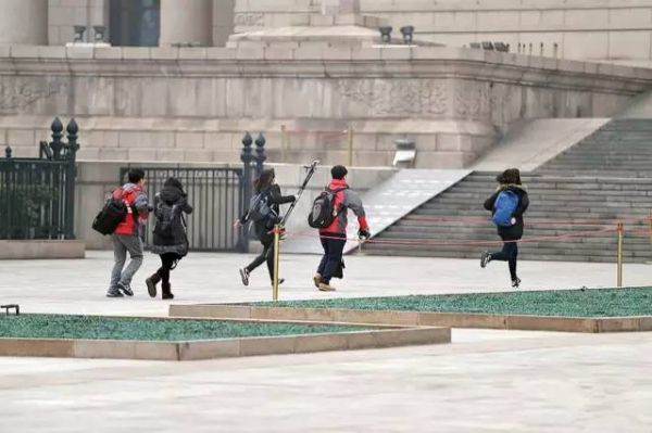 人民网记者刘茸:进人民网工作快五年了,今年取得了记者证,才第一次得到前方报道两会的机会。有想象中的繁忙、紧张,也有亲临会场的幸福感,一天收工时的满足感……网络媒体报道两会就是要更贴近、更实时地把我们的见闻和感受传递给大家,将时间和空间的限制降到最小。1